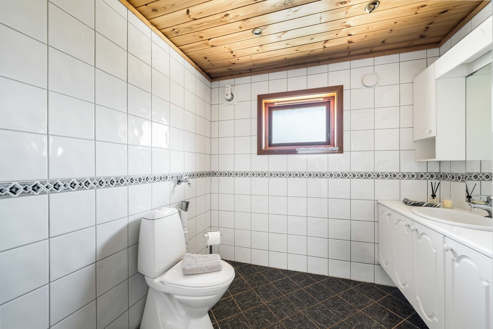 Bad har wc og fliser på gulv og vegger. Galleribilde