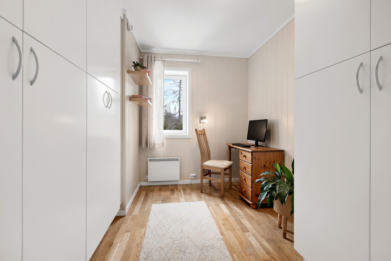 Soverom nr. 2 med god skapplass. Galleribilde