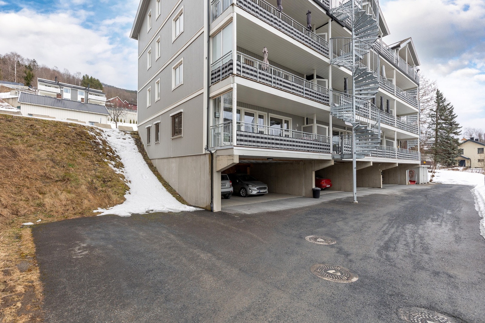 Parkeringsplass ved siden av bygget. Galleribilde