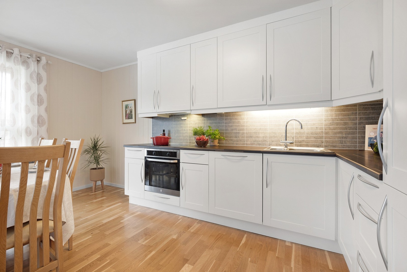 Moderne og stilrent kjøkken. Galleribilde