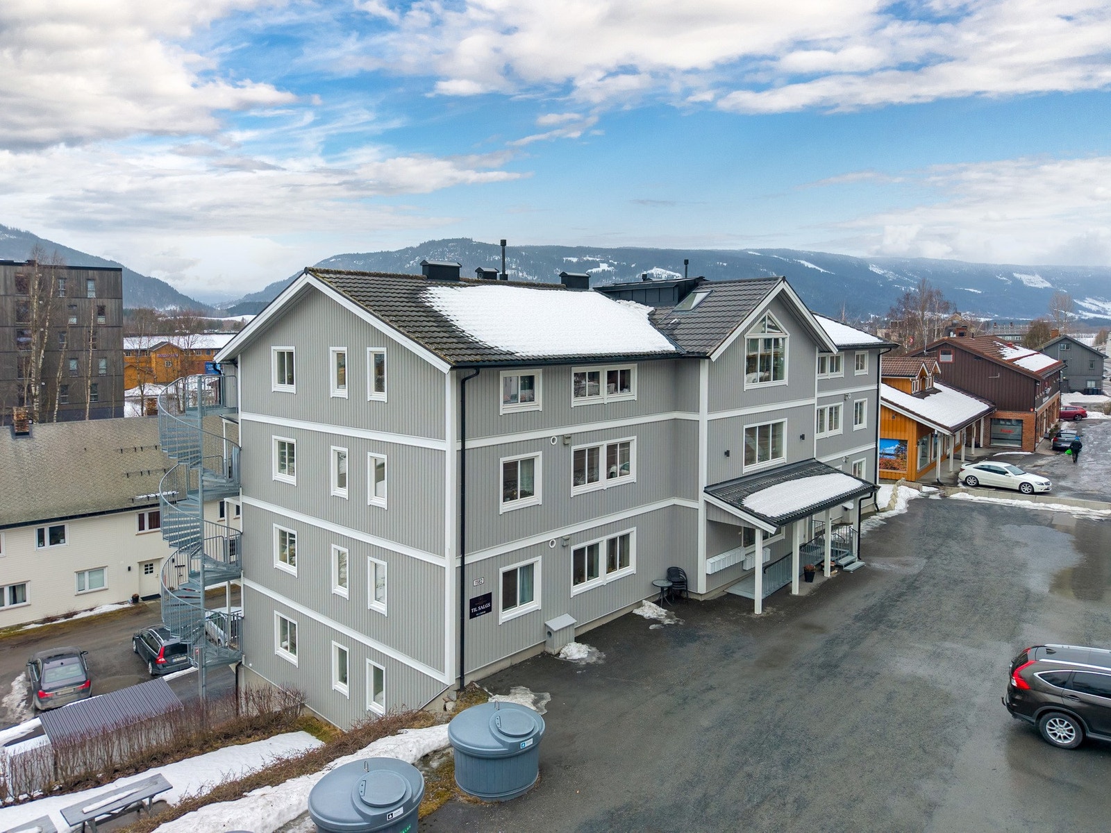 Flat og enkel adkomst via hovedinngangen. Galleribilde