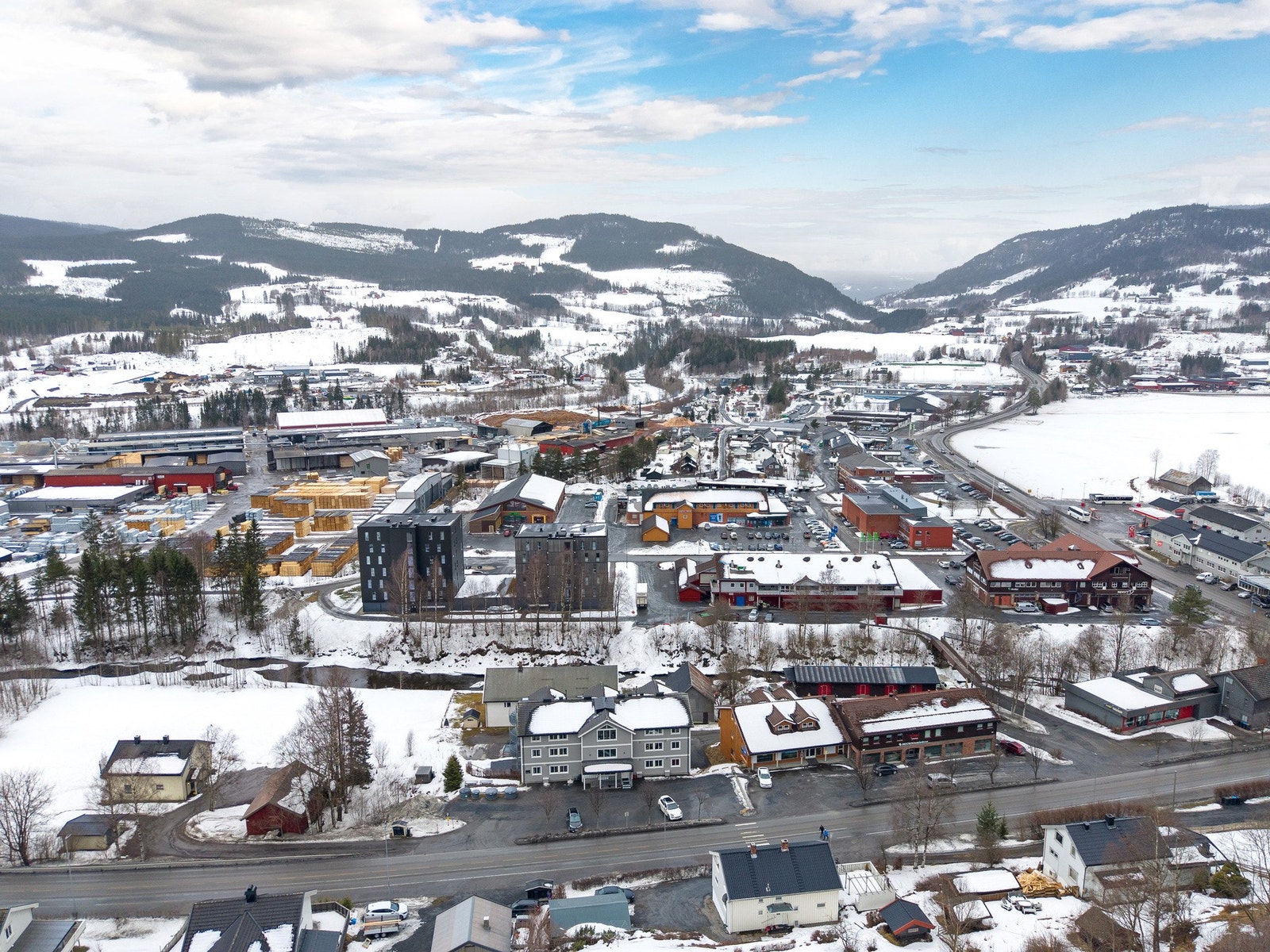 Gangavstand til blant annet Rema, Kiwi, Vinmonopolet, frisør, apotek m.m. Galleribilde