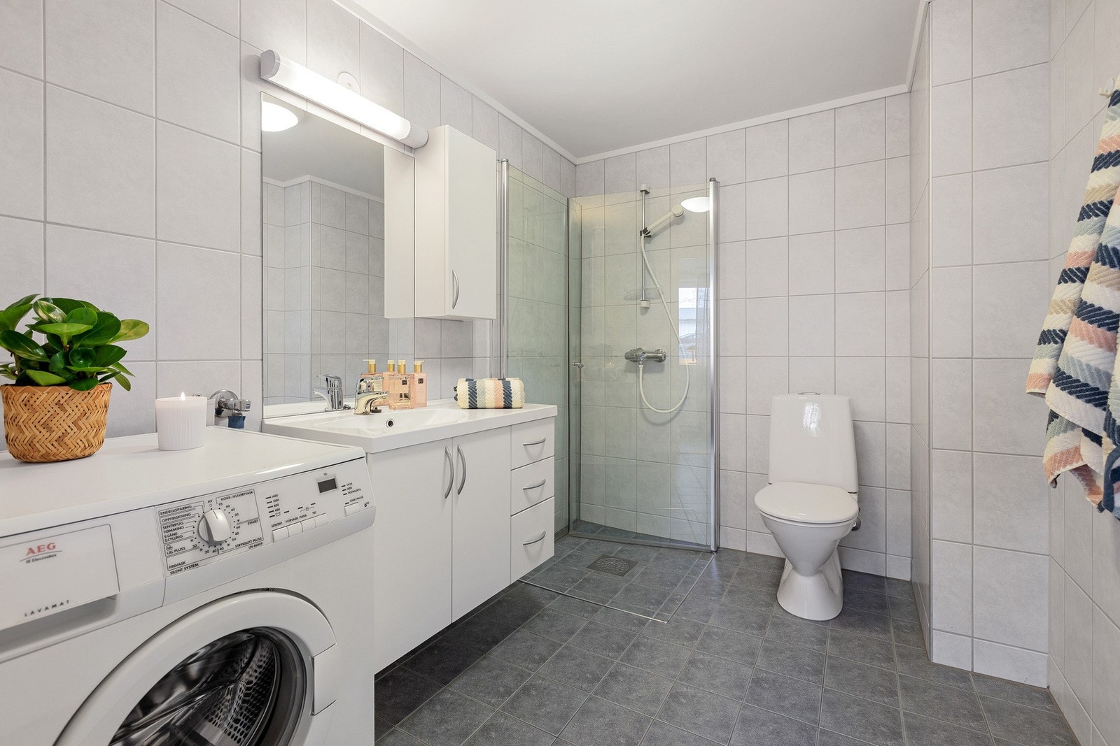 Flislagt, pent baderom med gulvvarme. Galleribilde