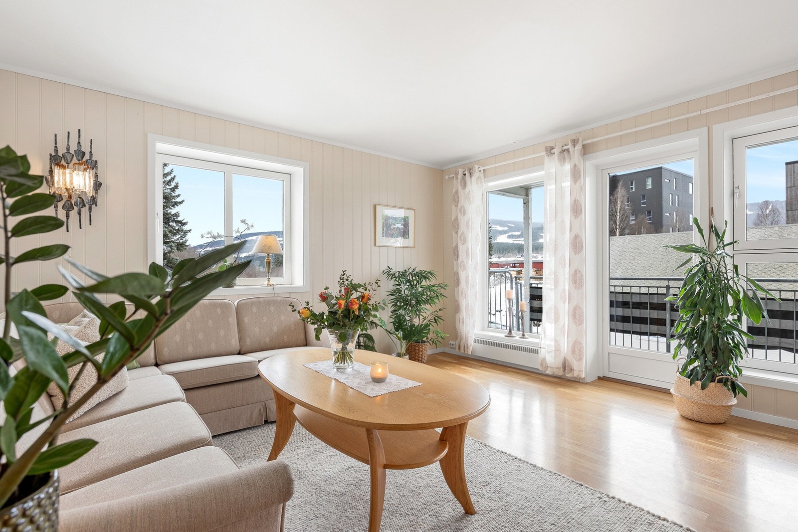 Lys og pen stue med store vindusflater. Galleribilde