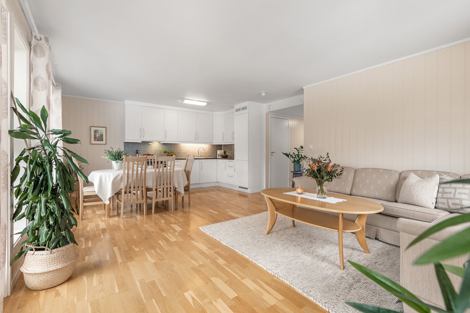 Romslig og sosialt rom med åpen stue/-kjøkkenløsning Galleribilde