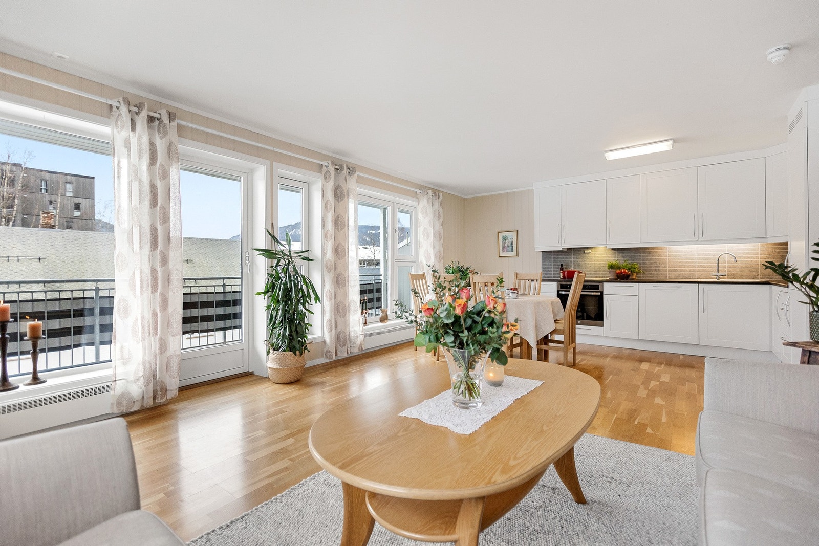 Store vinduer sørger for godt lysinnslipp. Galleribilde