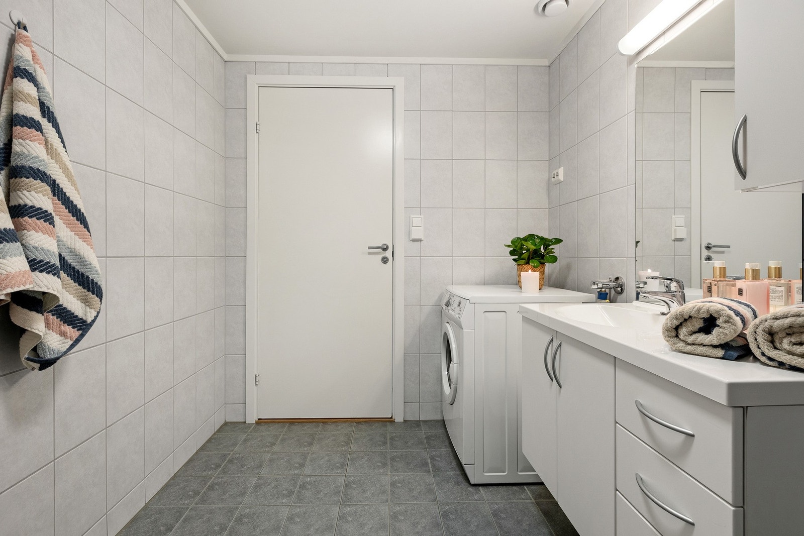 Opplegg for vaskemaskin og tørketrommel. Galleribilde