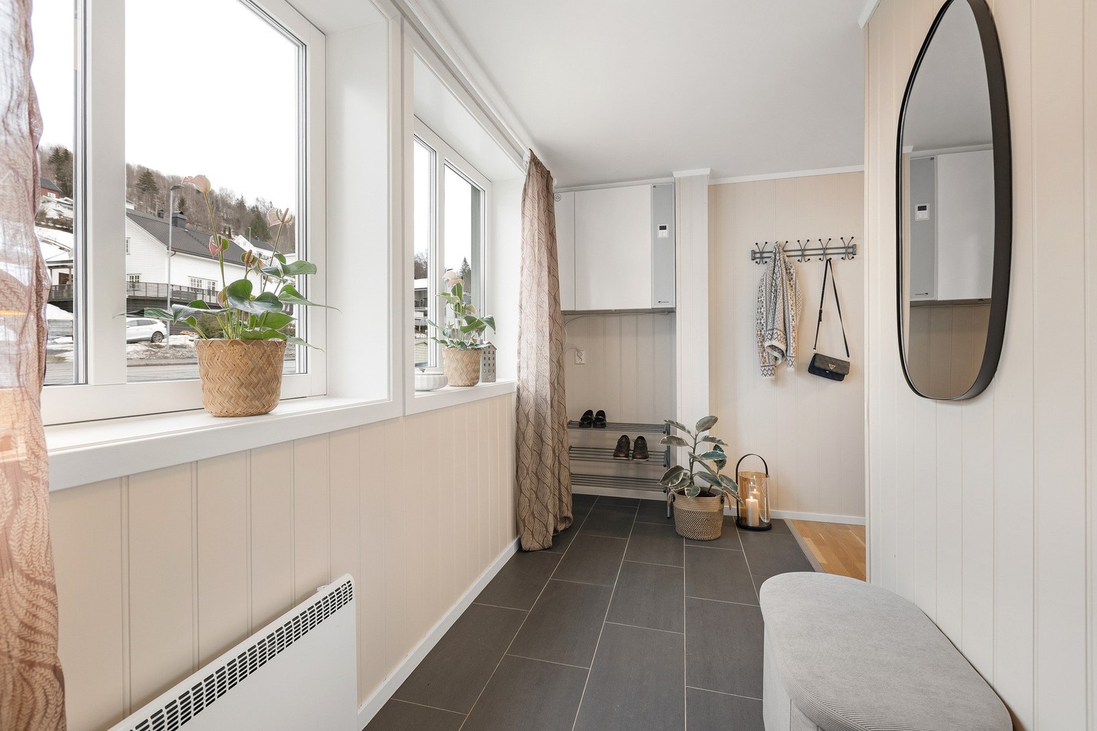 Praktisk, flislagt entré/gang. Galleribilde