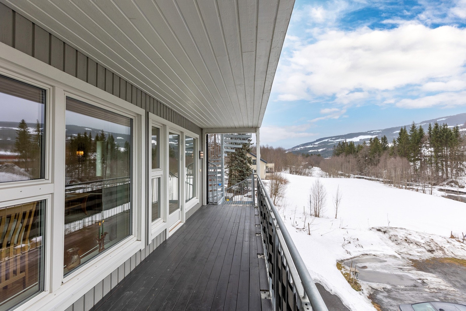 Romslig, overbygd terrasse. Galleribilde