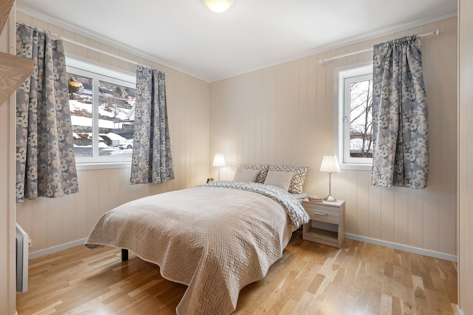 Lyst og pent hovedsoverom. Galleribilde