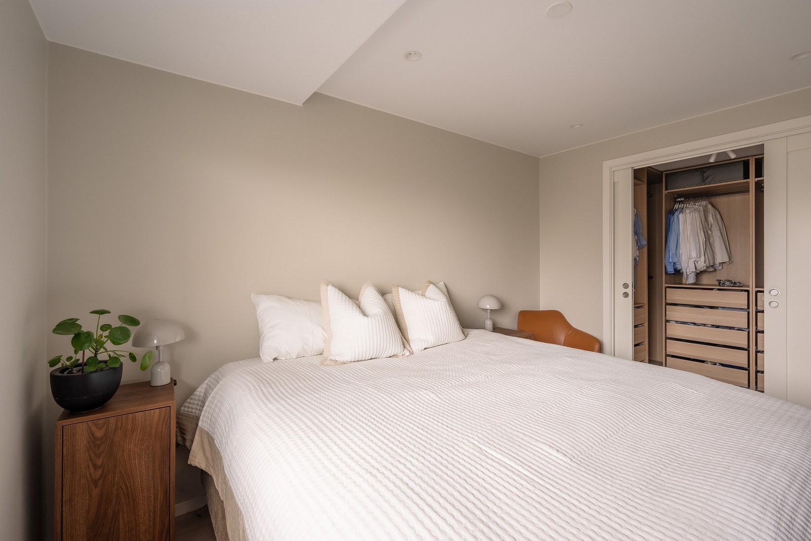 Soverommet har inngang til walk-in garderobe med god plass til oppbevaring. Galleribilde