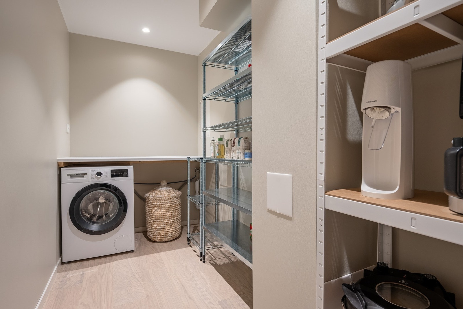 Innvendig bod / vaskerom med flere gode oppbevaringsmuligheter. Galleribilde