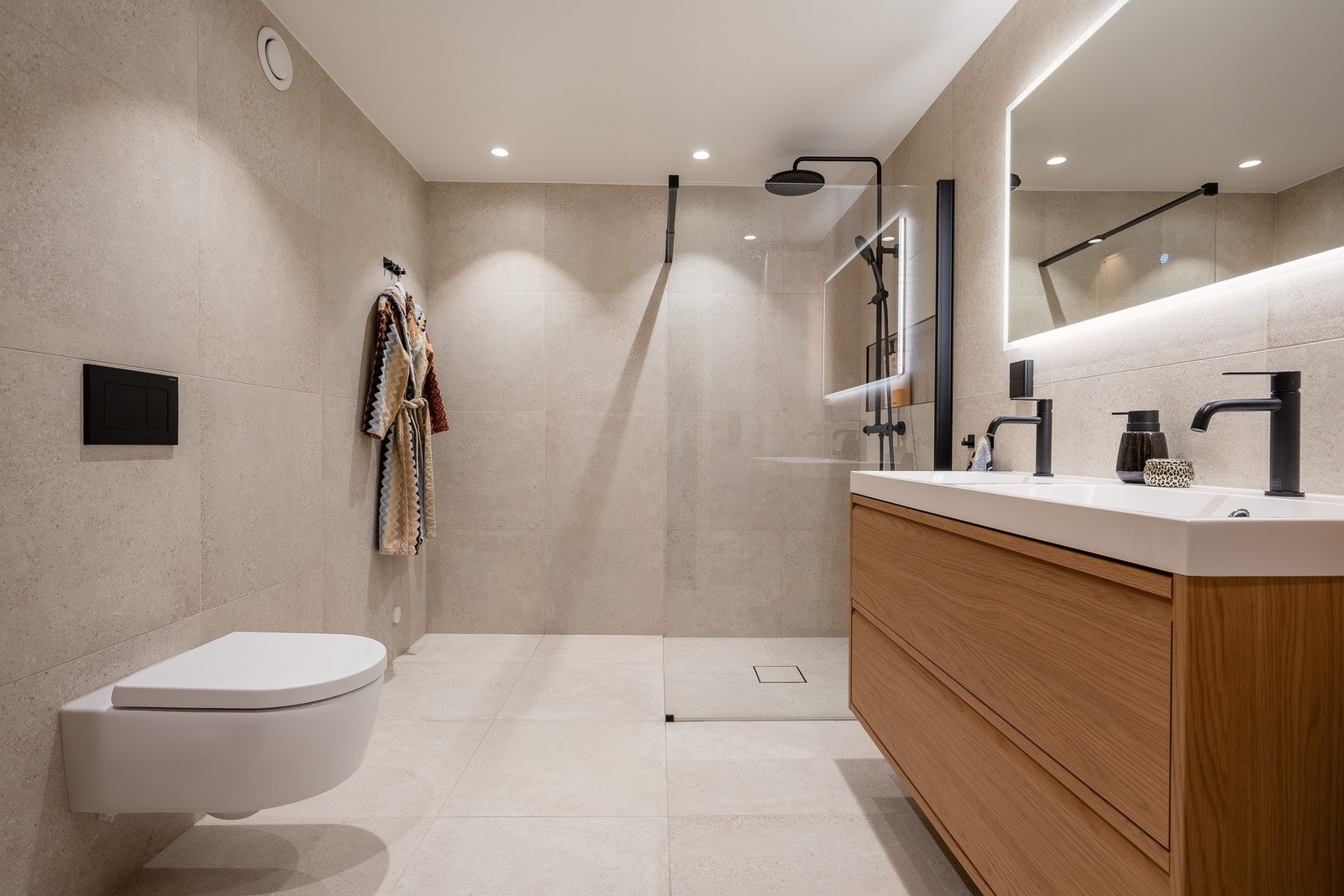 Lekkert, flislagt bad med behagelig gulvvarme fra 2025. Galleribilde