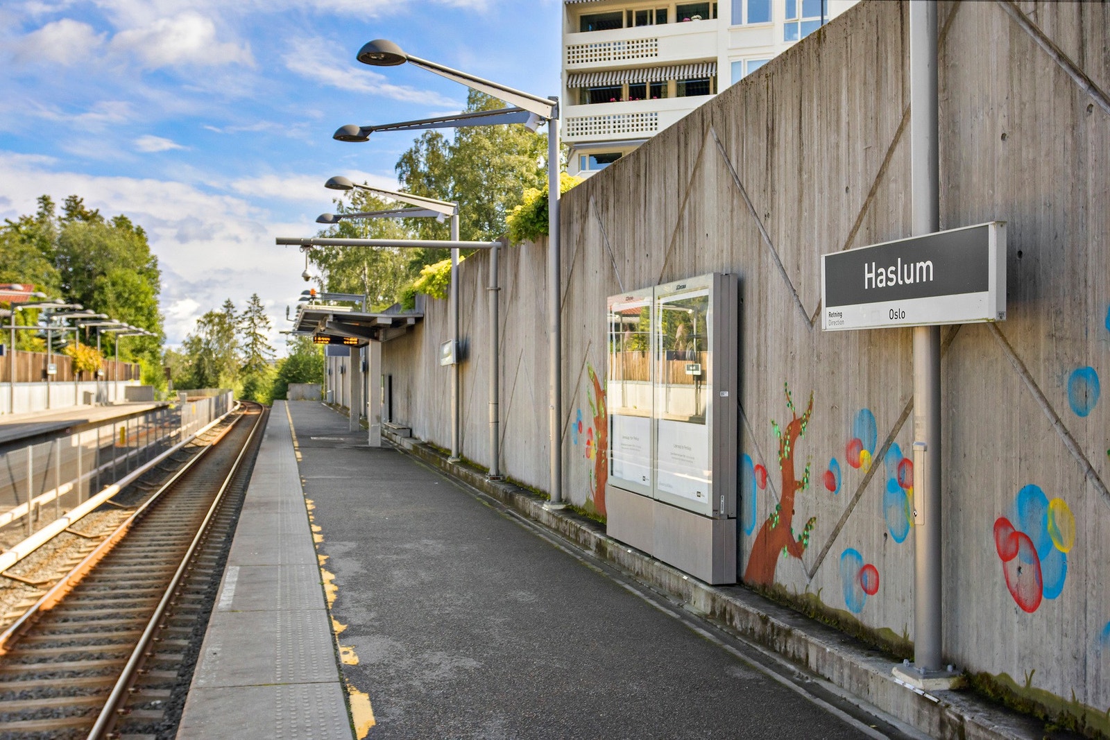 Det er gangavstand til t-bane på Avløs og Haslum hvor t-banen går retning Oslo og Kolsås. På T- banestasjonene er det også pendlerparkering. Galleribilde