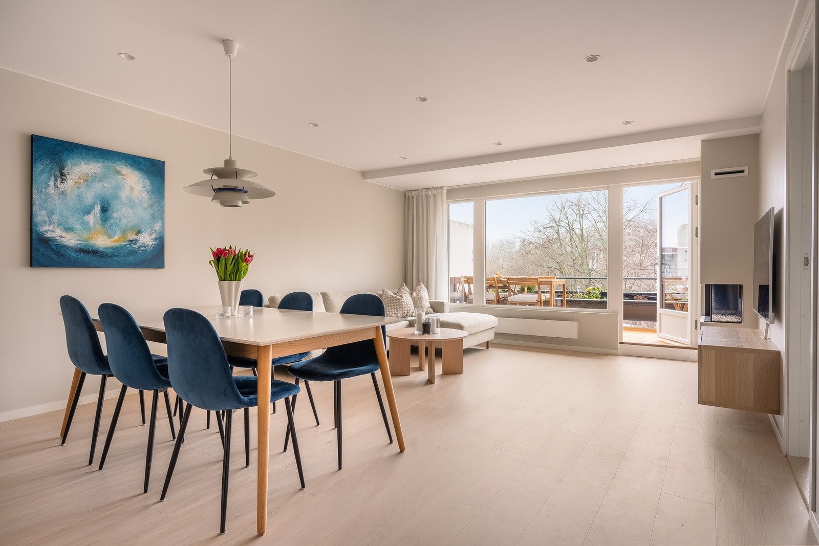 Rekken av store vindusflater gir en god romfølgelse. Galleribilde