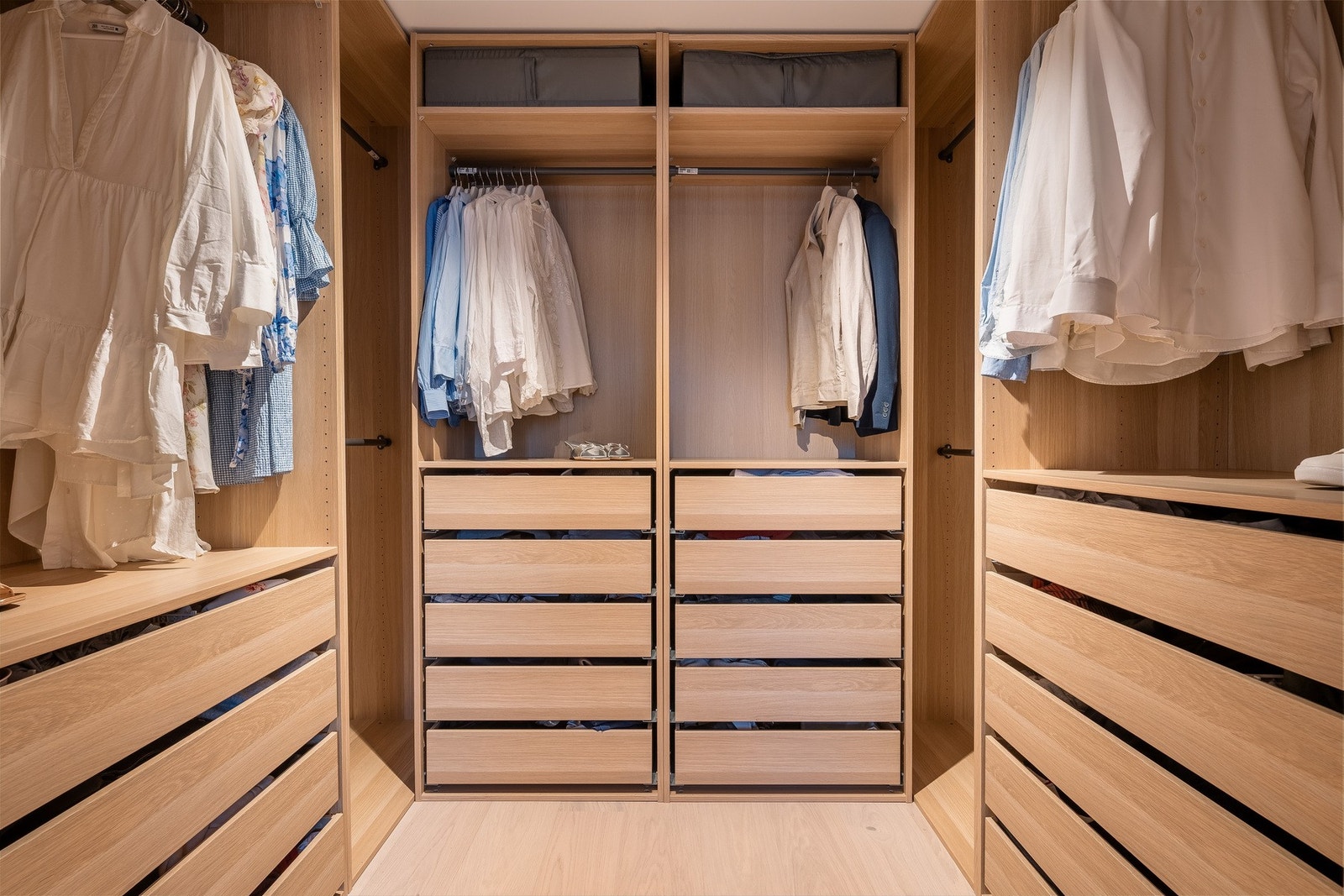 Garderoben er har en praktisk ikea pax-innredning som medfølger salget. Galleribilde