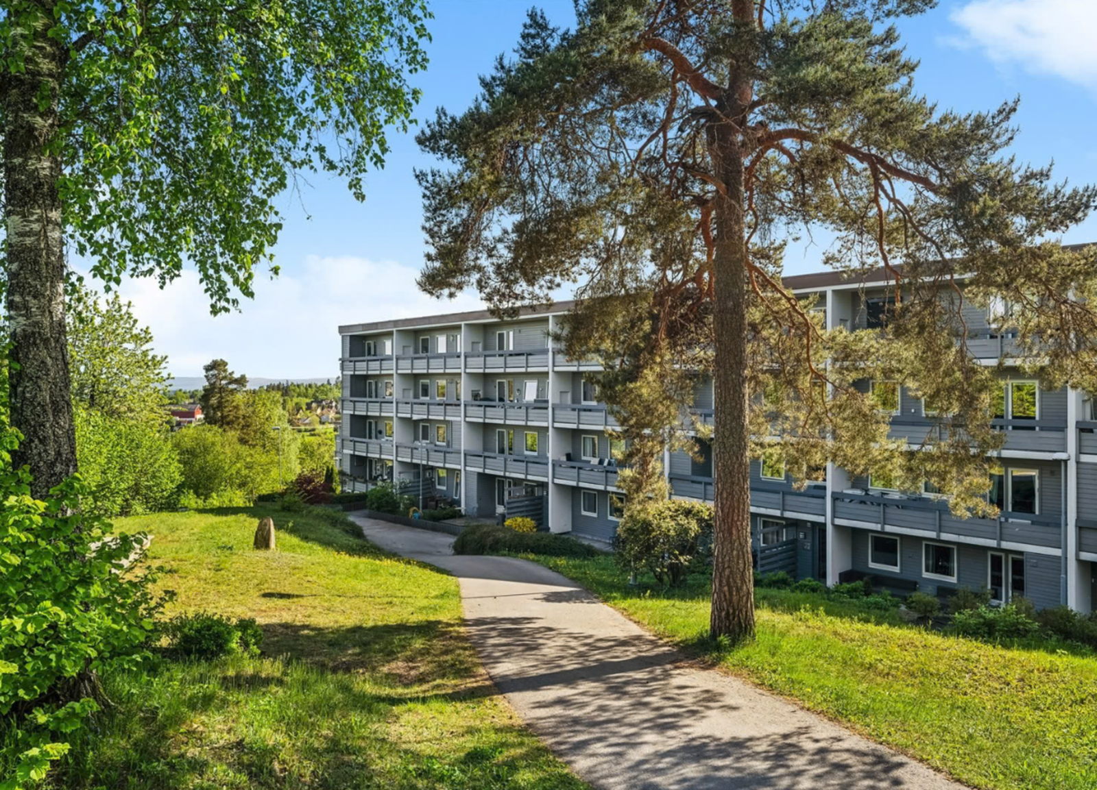 Edelgranveien ligger i et idyllisk og meget barnevennlig boligområde på Øverland/Bekkestua. Her bor du med umiddelbar nærhet til et stort og idyllisk naturvernområde og Bærumsmarka, med utallige turmuligheter sommer som vinter. Galleribilde