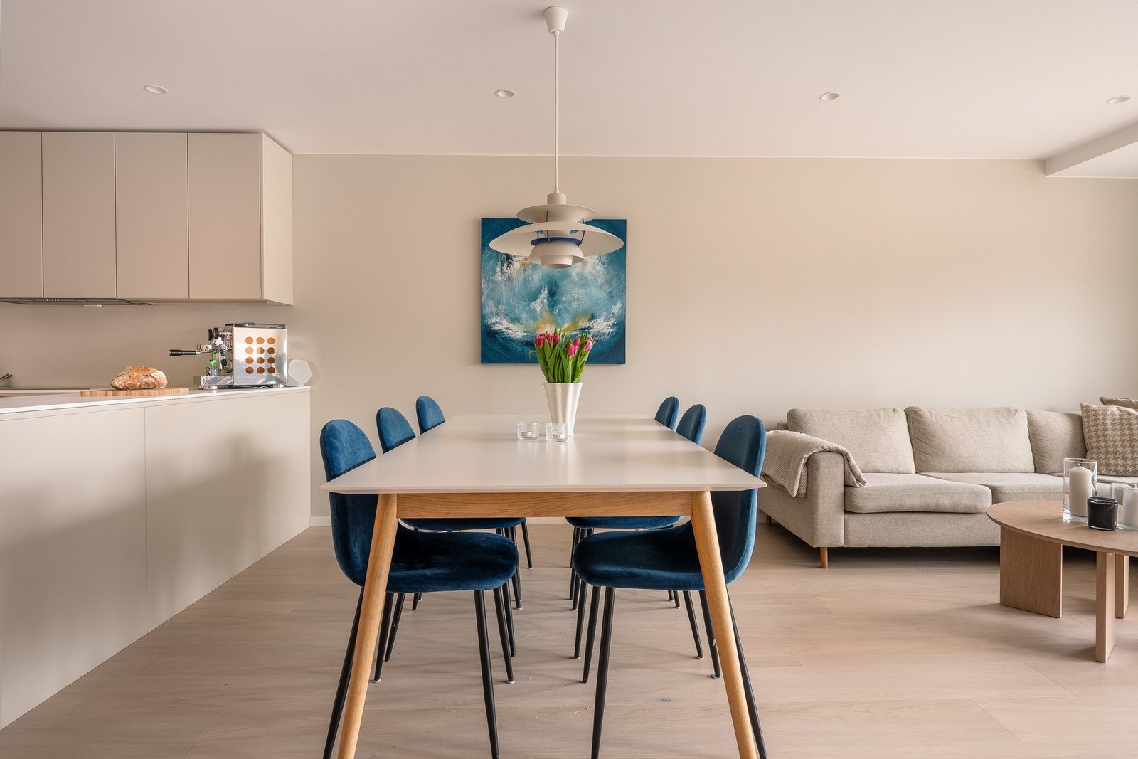 Det er god plass til langt spisebord for flere kuverter. Galleribilde