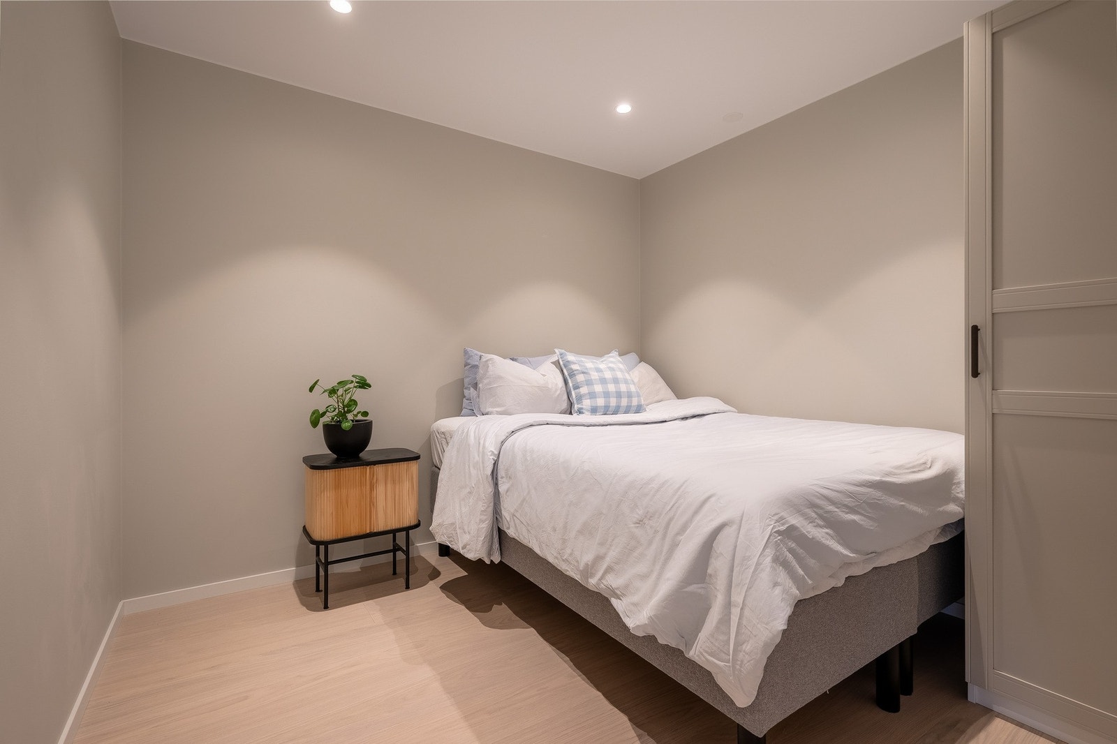 Vis-à-vis soverommet er det et ekstra rom som i dag er innredet som sovealkove. Rommets størrelse gir flere muligheter til å innrede etter eget ønske. Galleribilde