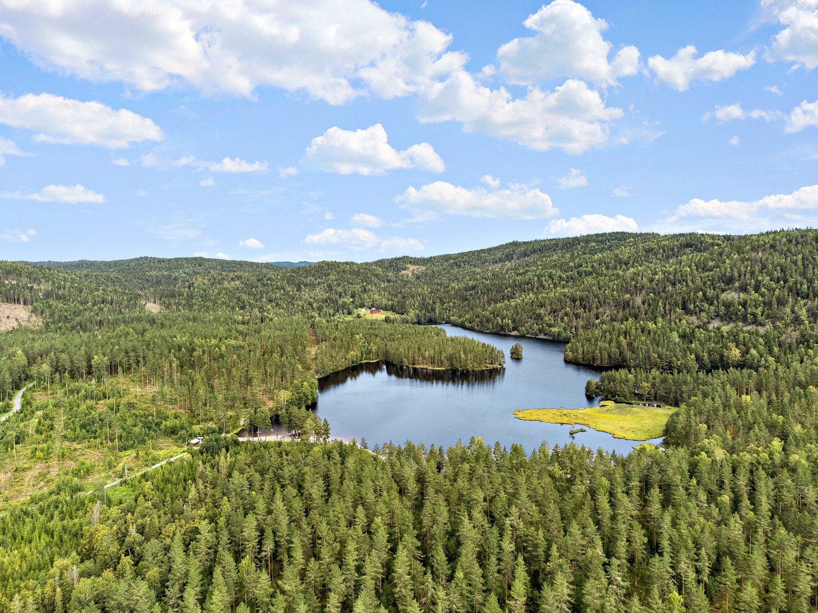 Utenom dette er boligen en perle for tur- interesserte med Bærumsmarka rett utenfor døren. Det er flere turstier og skiløyper som tar deg innover i marka hvor du bl.a. kan ta turen innom en av de betjente hyttene for en kopp kaffe. Galleribilde