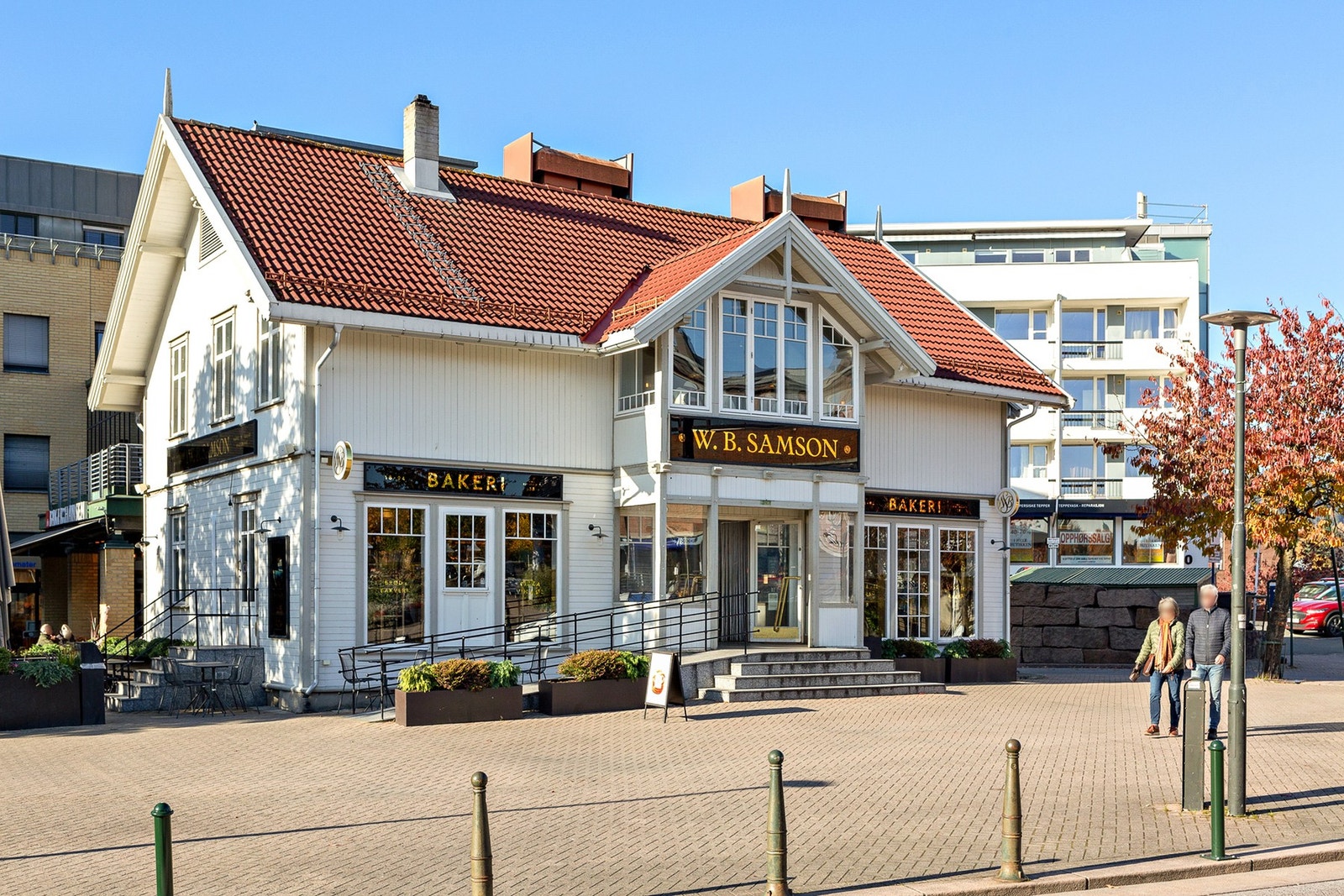 Bekkestua sentrum som har alt av servicetilbud, herunder matbutikker, bibliotek, kafeer og restauranter, treningssenter, vinmonopolet og mye mer. Galleribilde