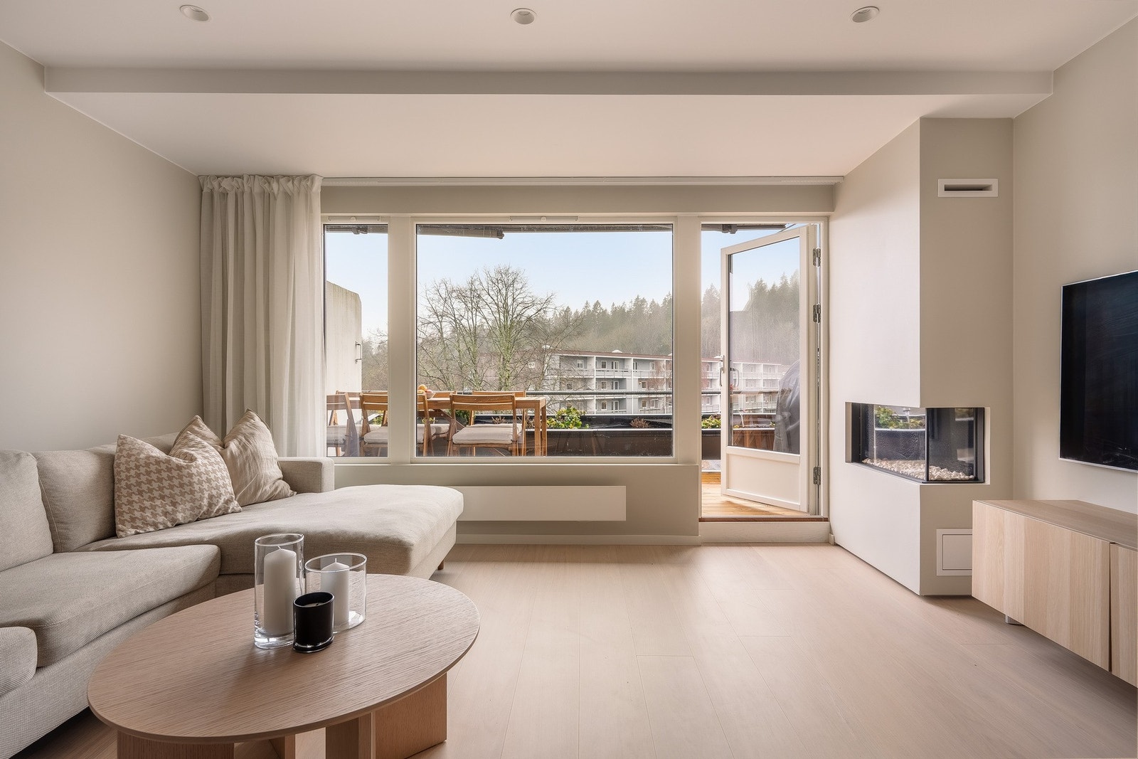 Her har du en stor og lys stue med god plass til sofagruppe med tilhørende møblement. Galleribilde