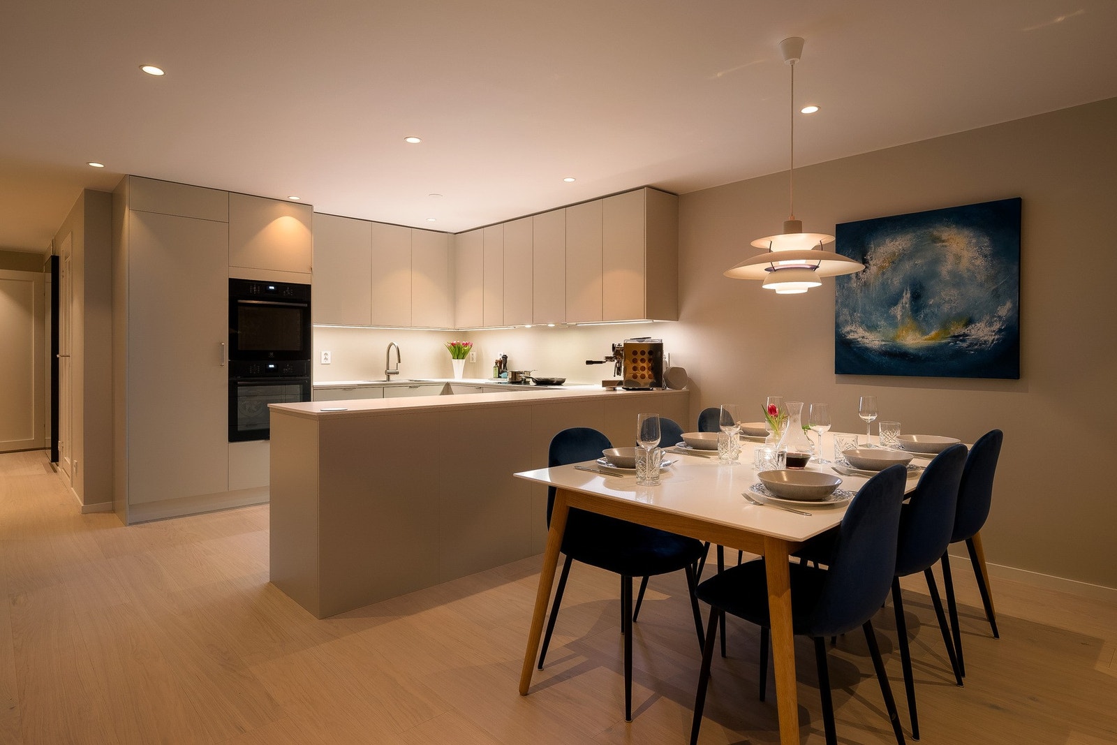 Kjøkkenet har integrerte hvitevarer som oppvaskmaskin fra Hisense, kjøleskap i full høyde fra Epoq, benkefryser fra Logik, stekeovn og kombiovn i høyskap fra Electrolux, samt bred platetopp fra Bosch og avtrekksvifte fra Electrolux. Galleribilde