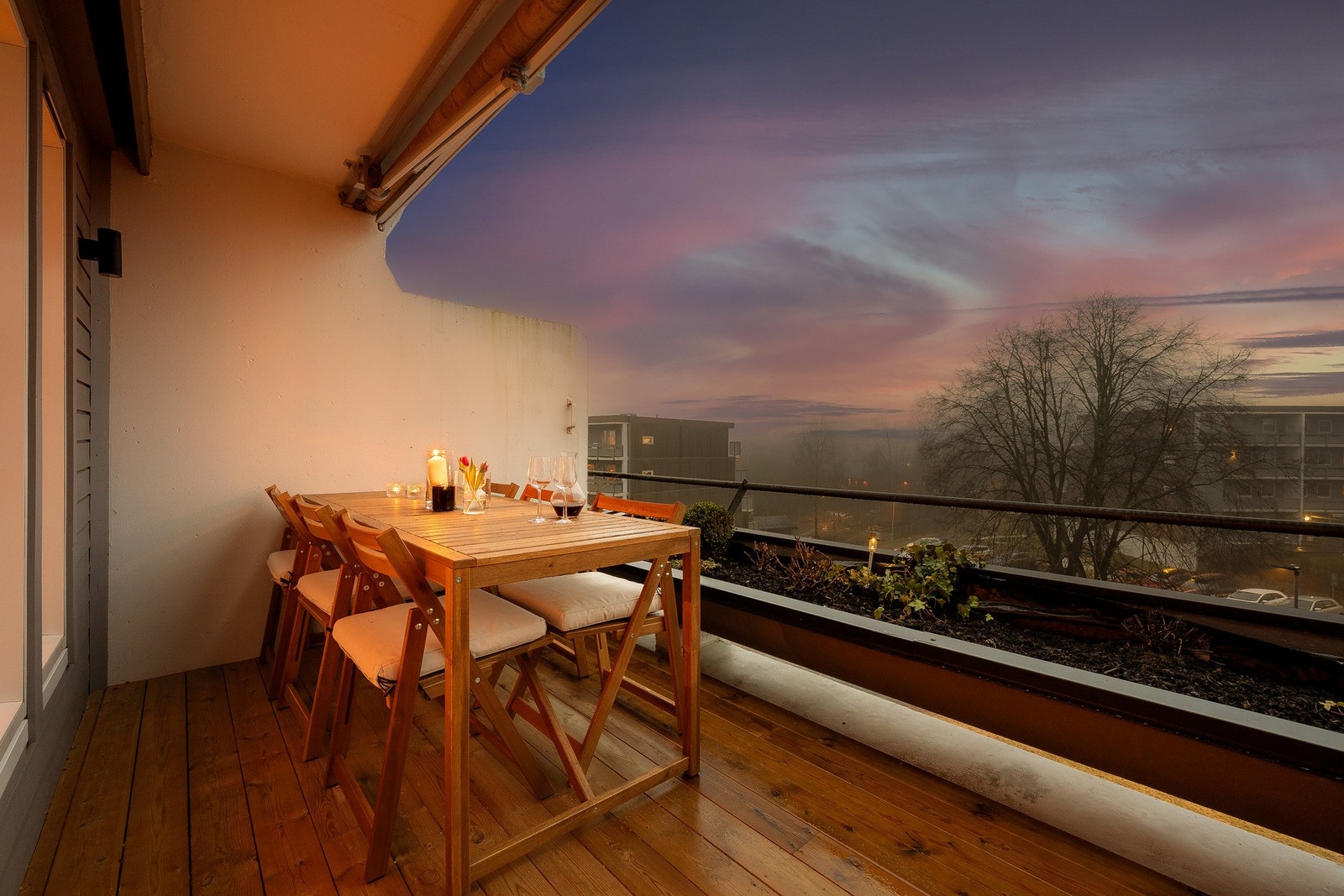 Fra stuen er det utgang til sydvest-vendt balkong på ca. 12 kvm. Galleribilde