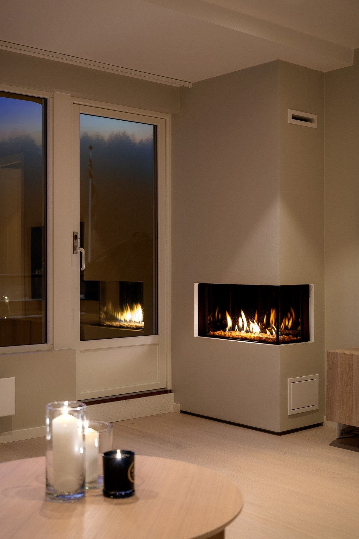 I hjørnet av stuen er det gasspeis som tilfører god varme og skaper en lun og behagelig atmosfære. Galleribilde