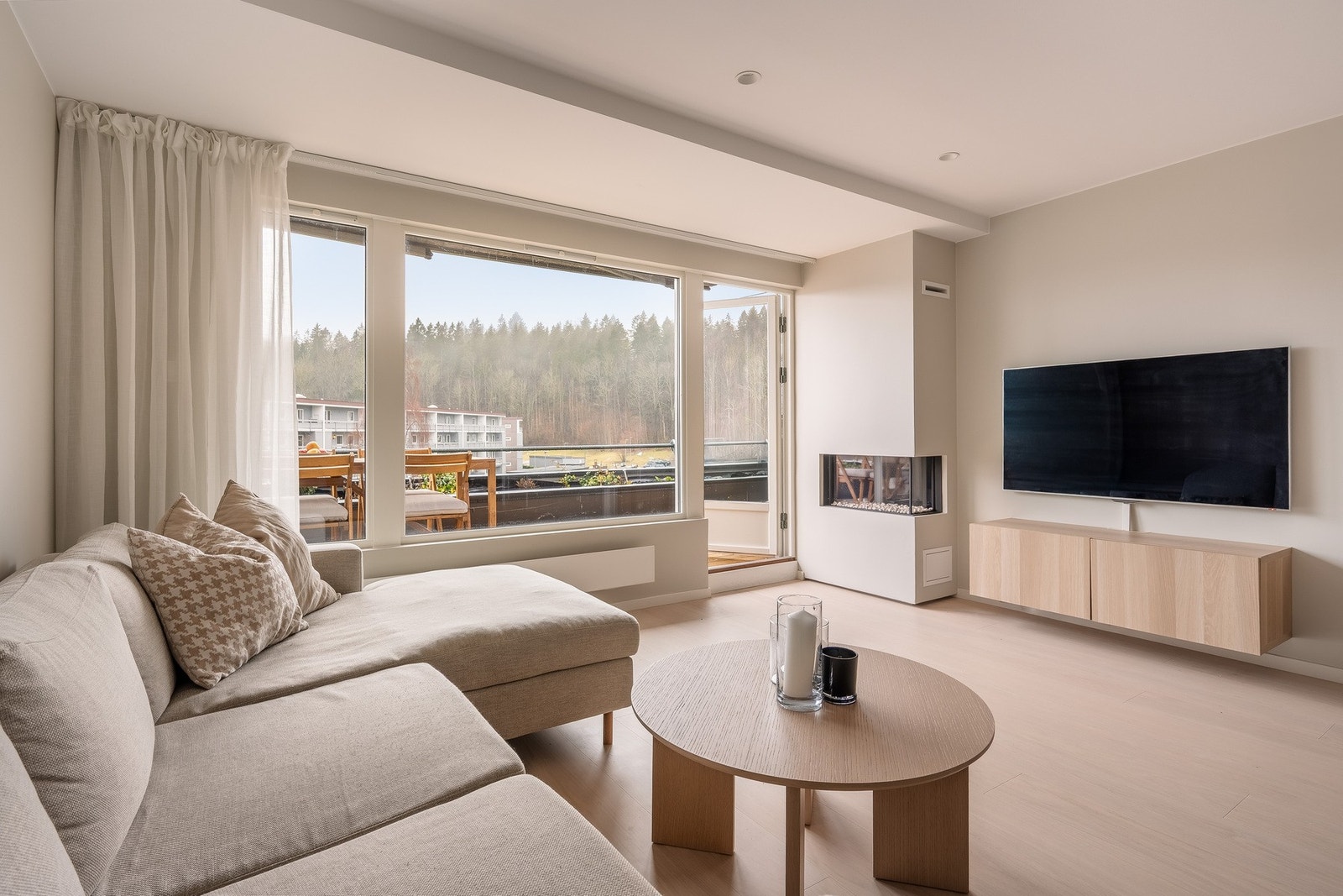 Stuen er malt i en tidsriktig farge og har innfelte downlights i himling. Galleribilde