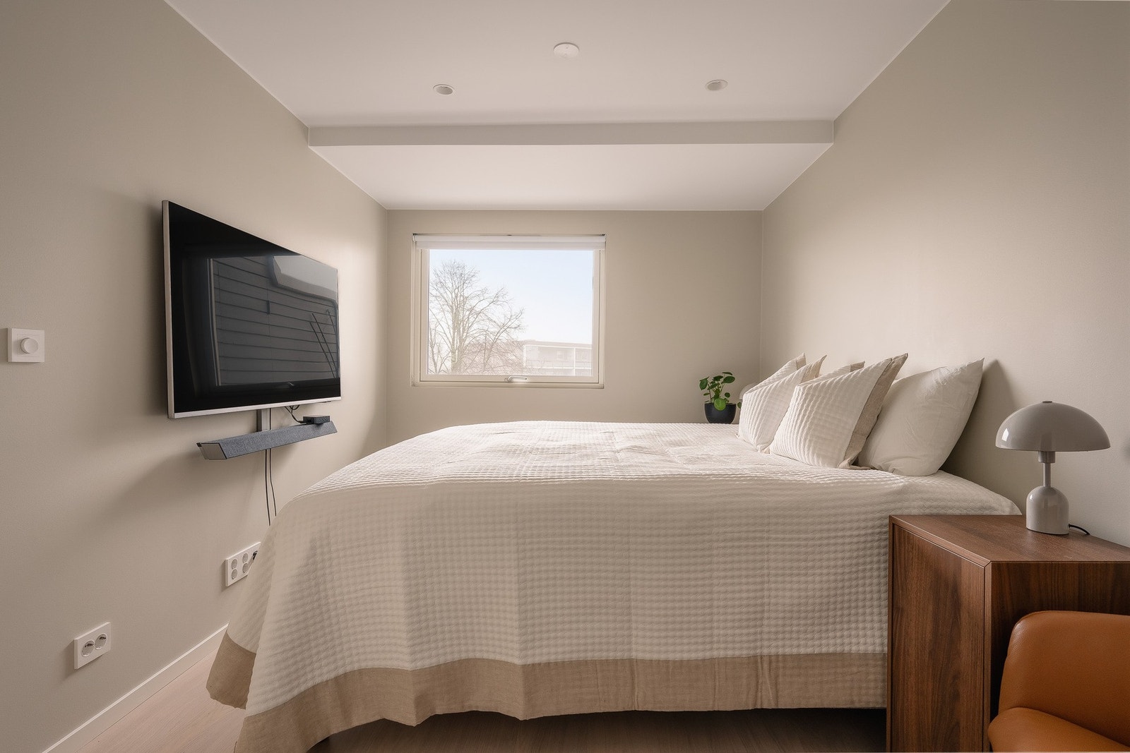 Soverom av god størrelse med plass til dobbeltseng med nattbord på hver side. Galleribilde