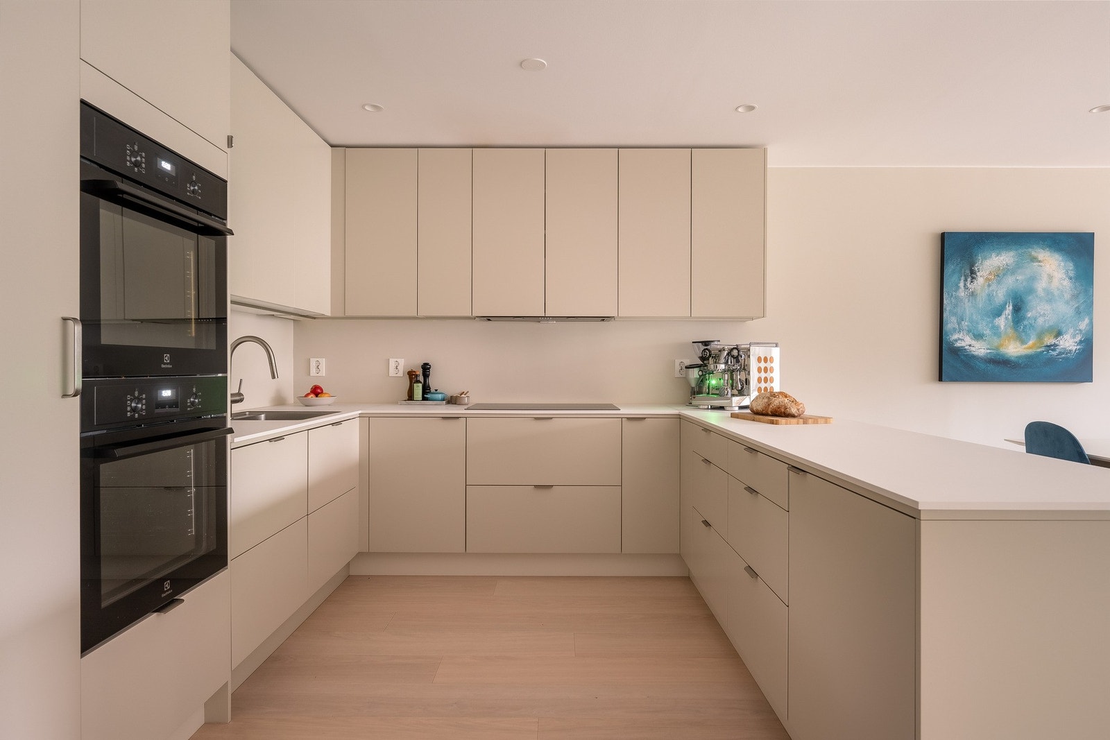 Stilrent kjøkken fra Epoq fra 2025 med høy standard. Galleribilde