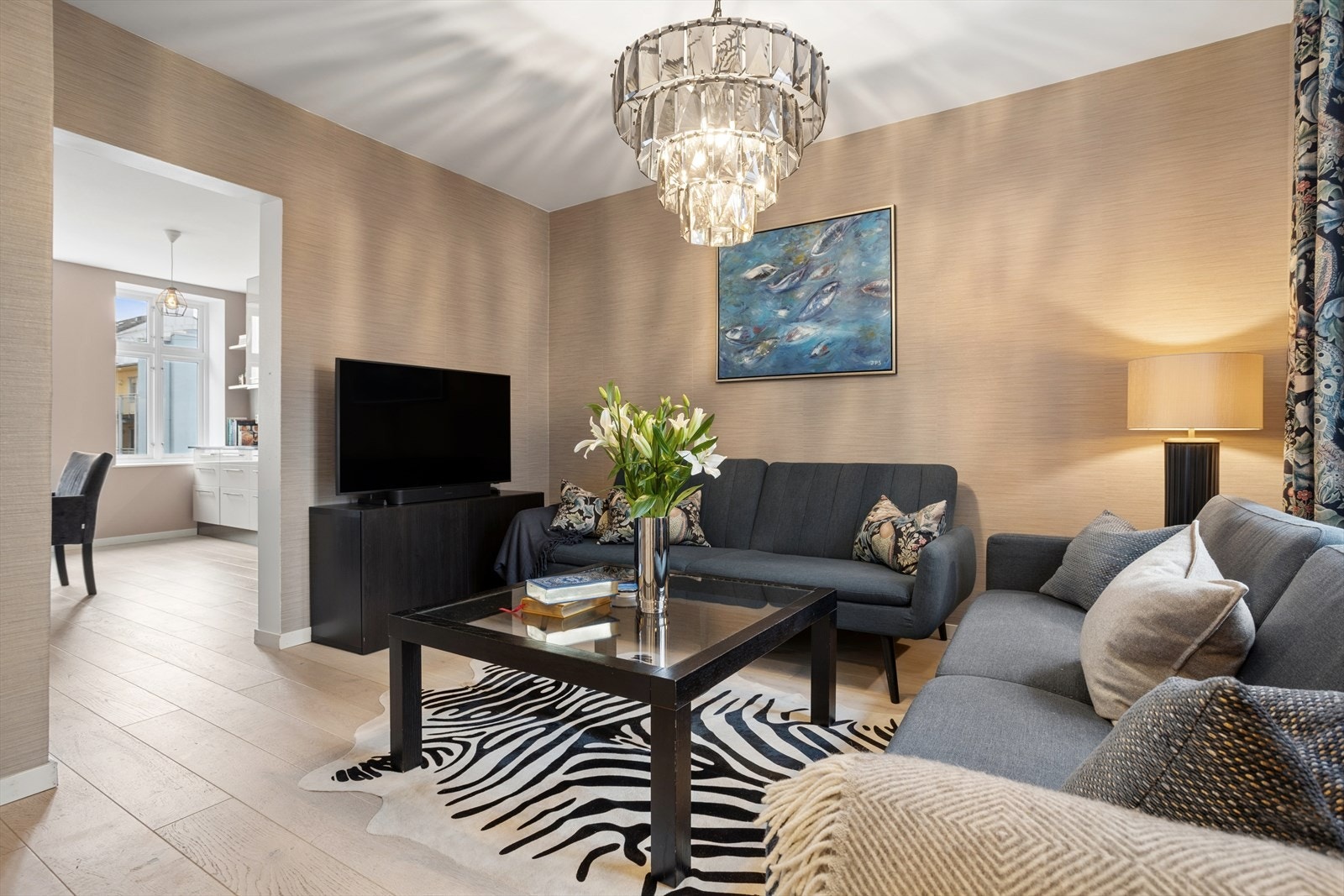 Stuen kan enkelt innredes med koselig sofagruppe. Galleribilde