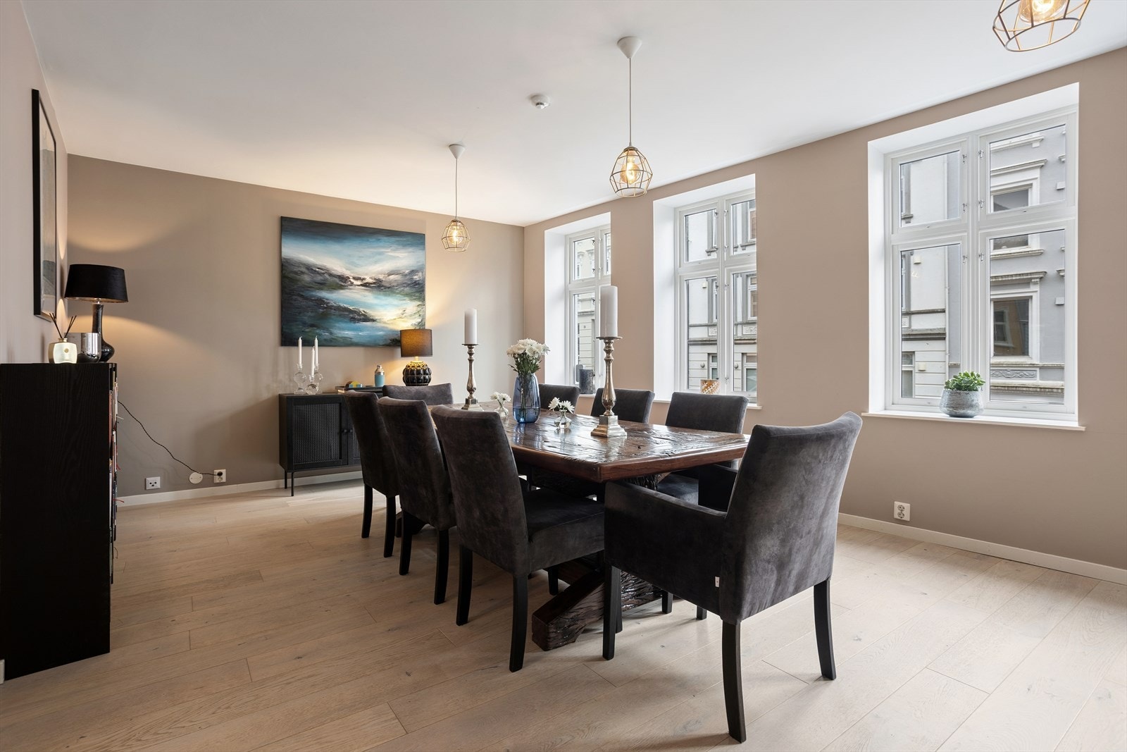 Leiligheten har flere store vinduer som slipper inn masse naturlig lys! Galleribilde