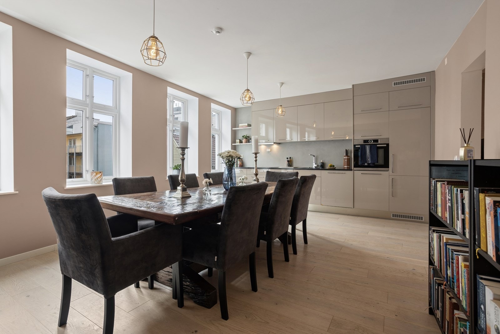 DNB Eiendom v/ Fredrik Strandmyr har gleden av å presentere Vestre Holbergsallmenningen 19! Galleribilde