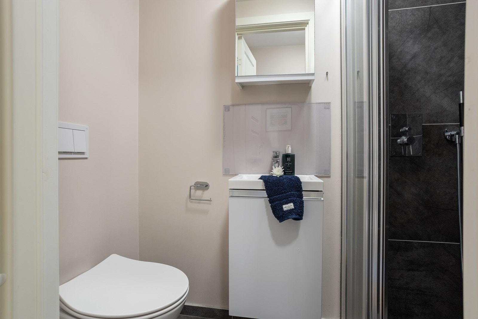 Bad nr. 2 er på 1,9 kvm og kan tilby dusj, vegghengt toalett og servant. Galleribilde