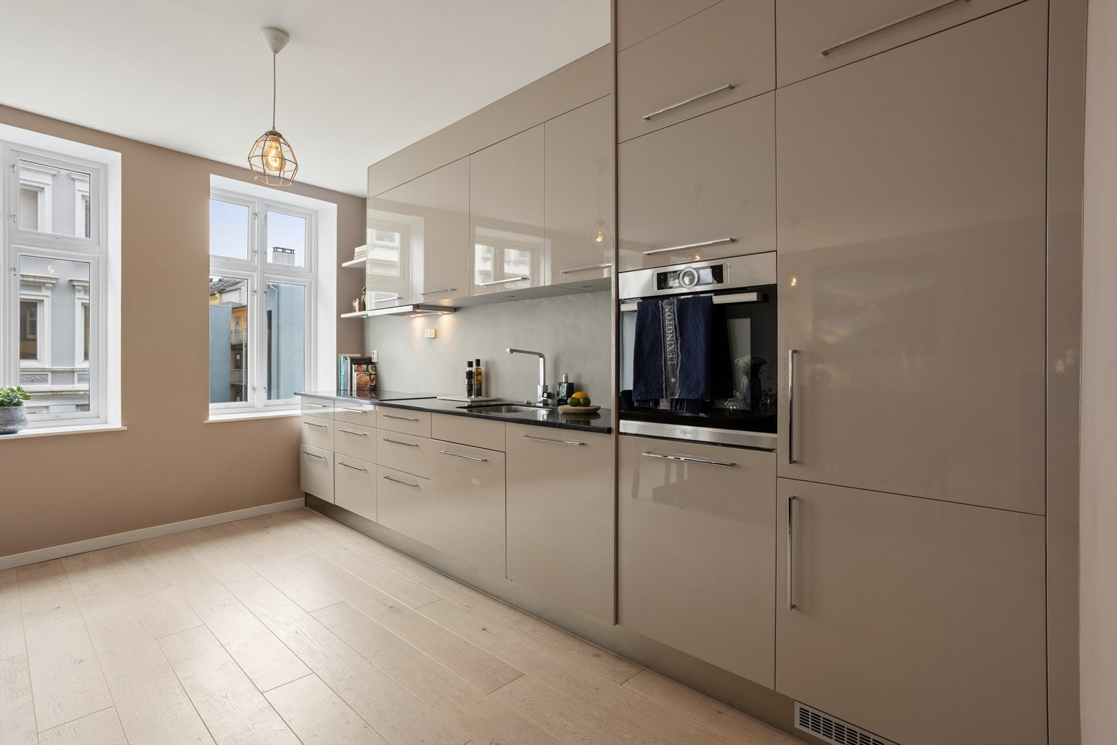 Kjøkken har integrerte hvitevarer og er utstyrt med platetopp m/induksjon, stekeovn kjøleskap m/frysedel og oppvaskmaskin. Galleribilde