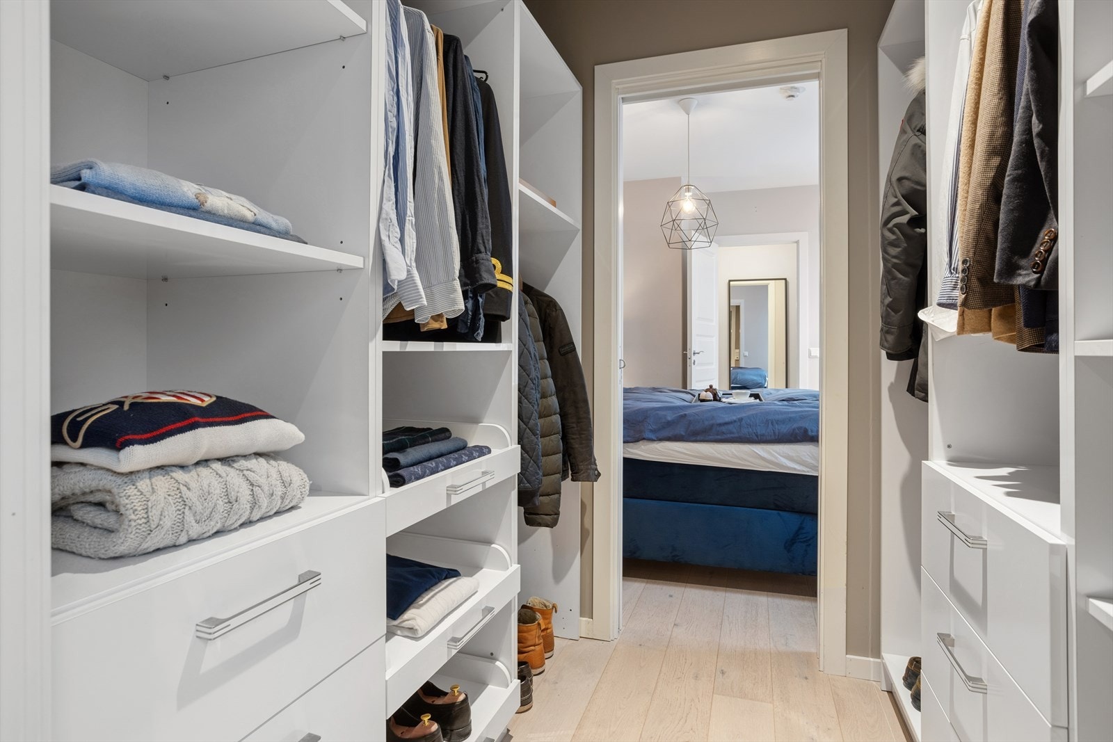 Walk-in closet tilbyr både god skap- og hylleplass. Galleribilde