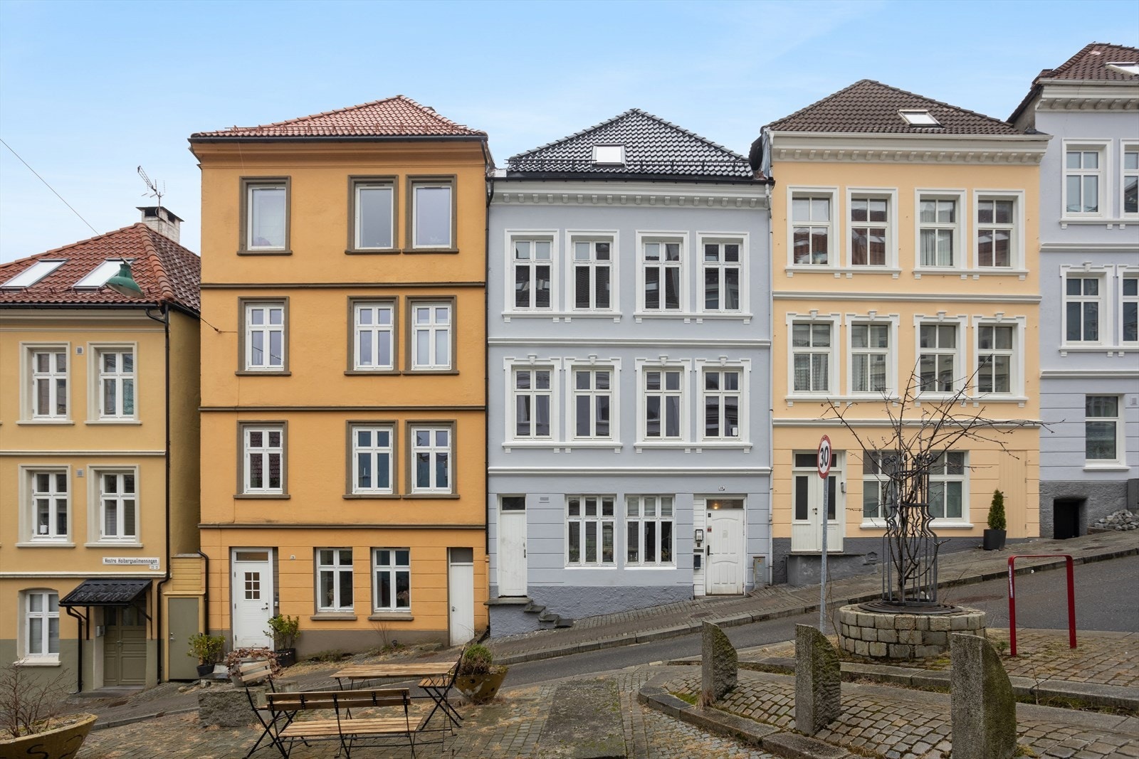 Bygget har en flott fasade hvor leiligheten ligger i byggets 2. etasje. Galleribilde