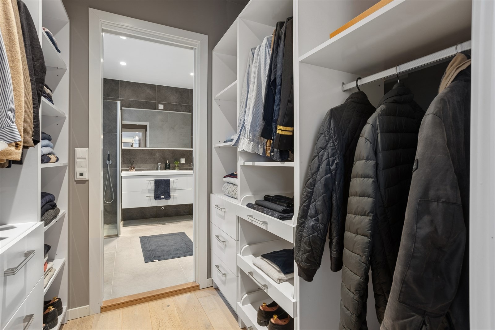 Hovedbadet og soverommet er separert av et walk-in closet. Galleribilde