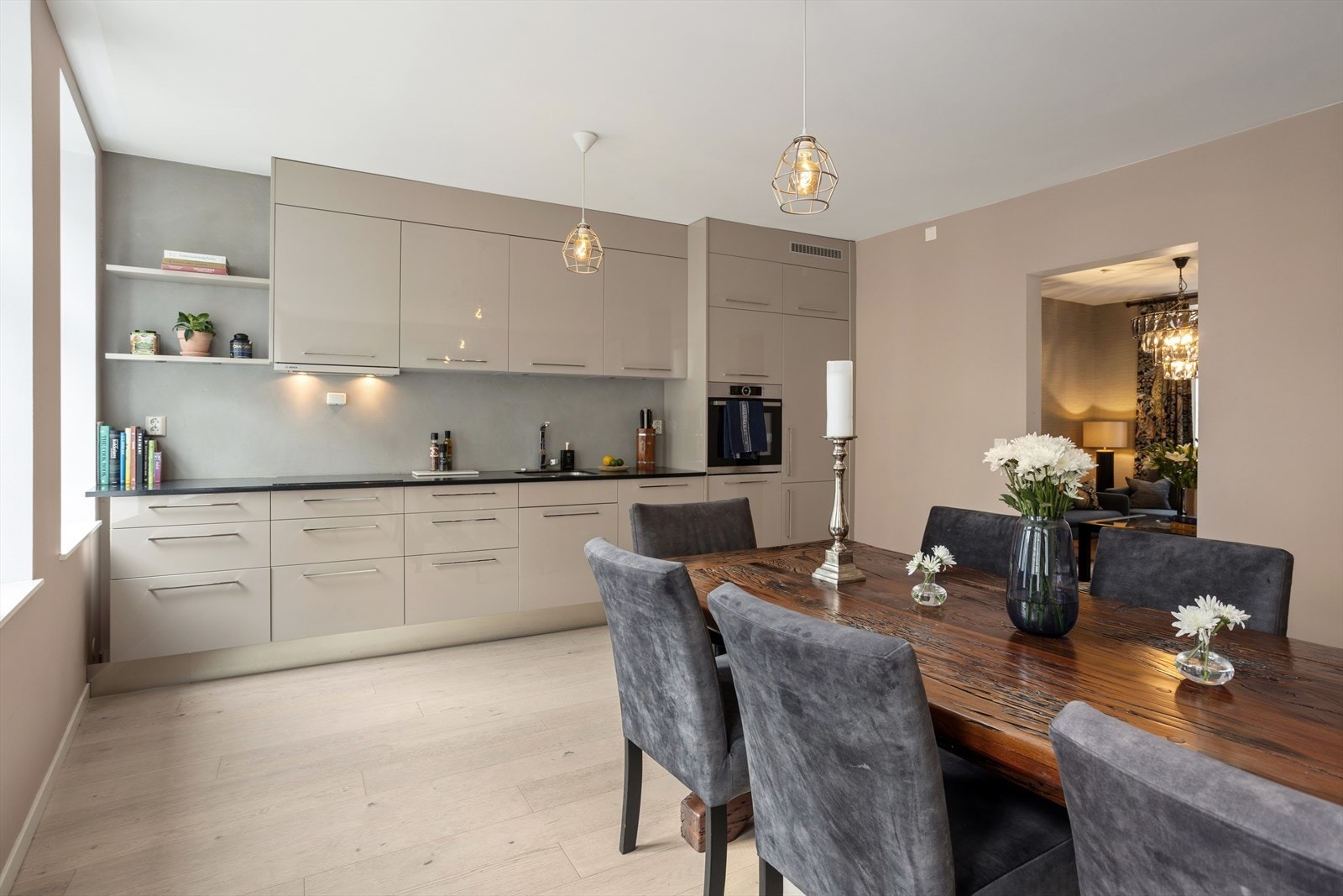 Kjøkken har god benkplass som gjør det behagelig og praktisk å bruke. Galleribilde