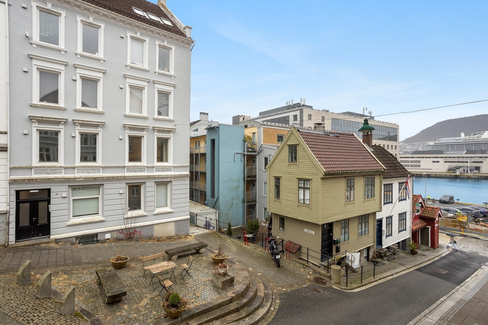 Fra kjøkken er det hyggelig utsikt ned mot Nøstebukten. Galleribilde