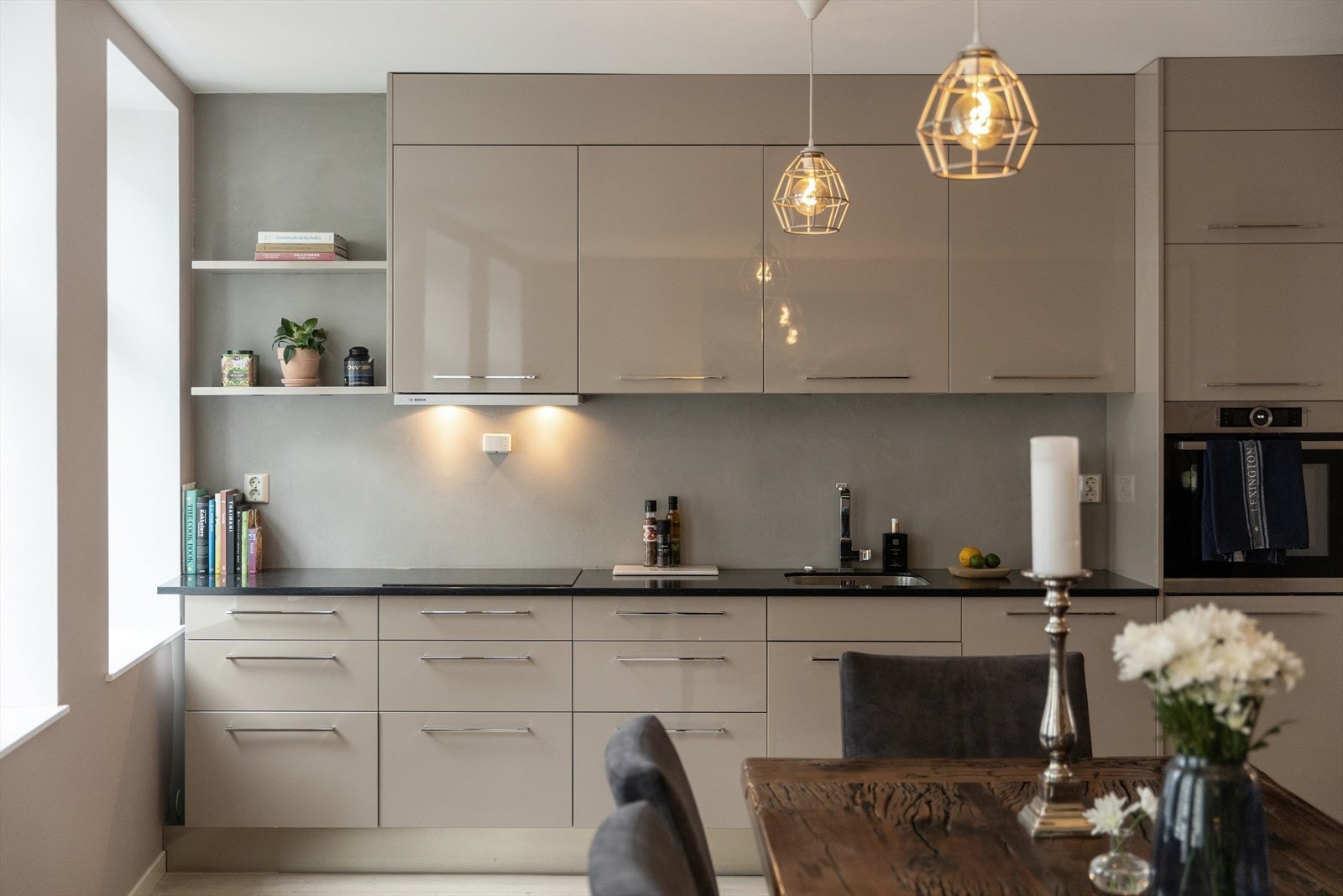 Kjøkkenet har glatte fronter og benkeplate med planlimt kjøkkenvask. Galleribilde