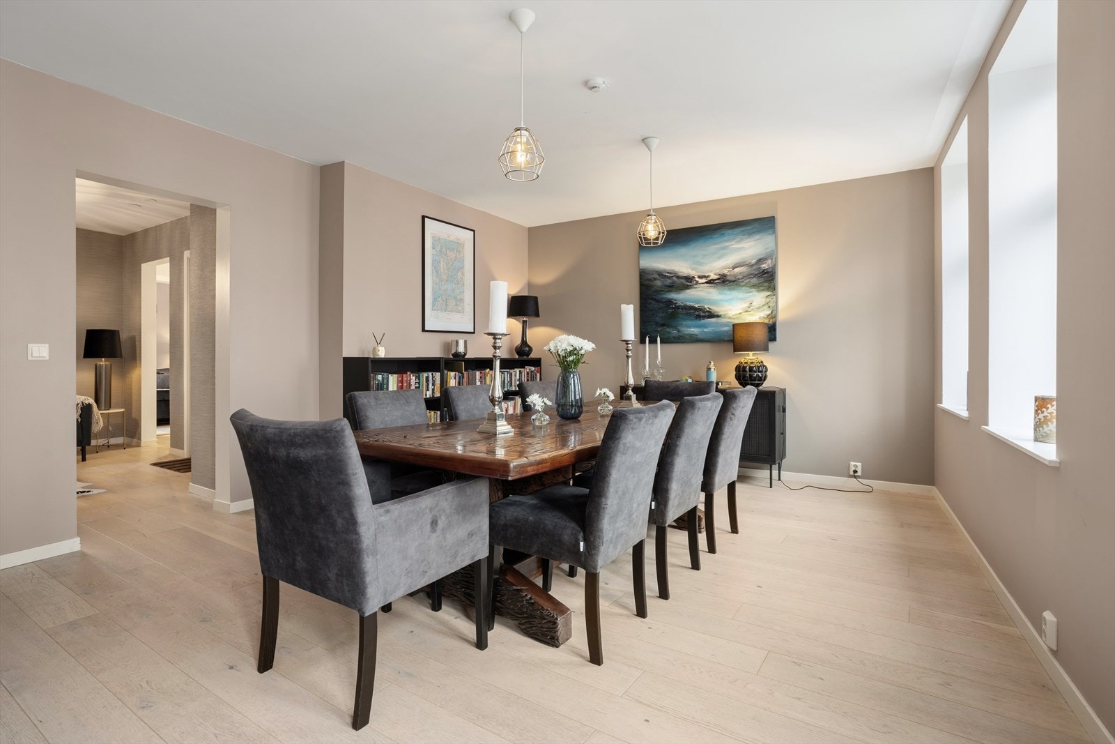 Her er det god plass til stort spisebord, som kan benyttes til større sammenkomster Galleribilde