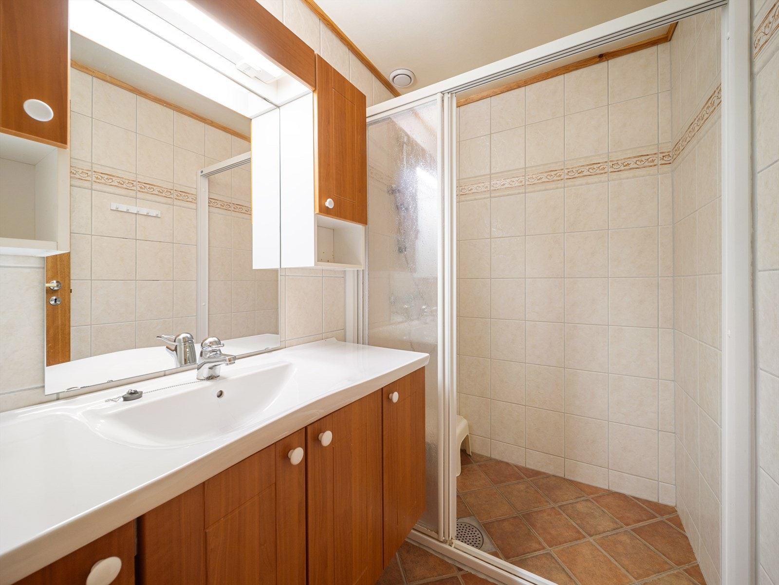 Badet er oppgradert i 2003/04 med fliser på gulv og vegger. Galleribilde