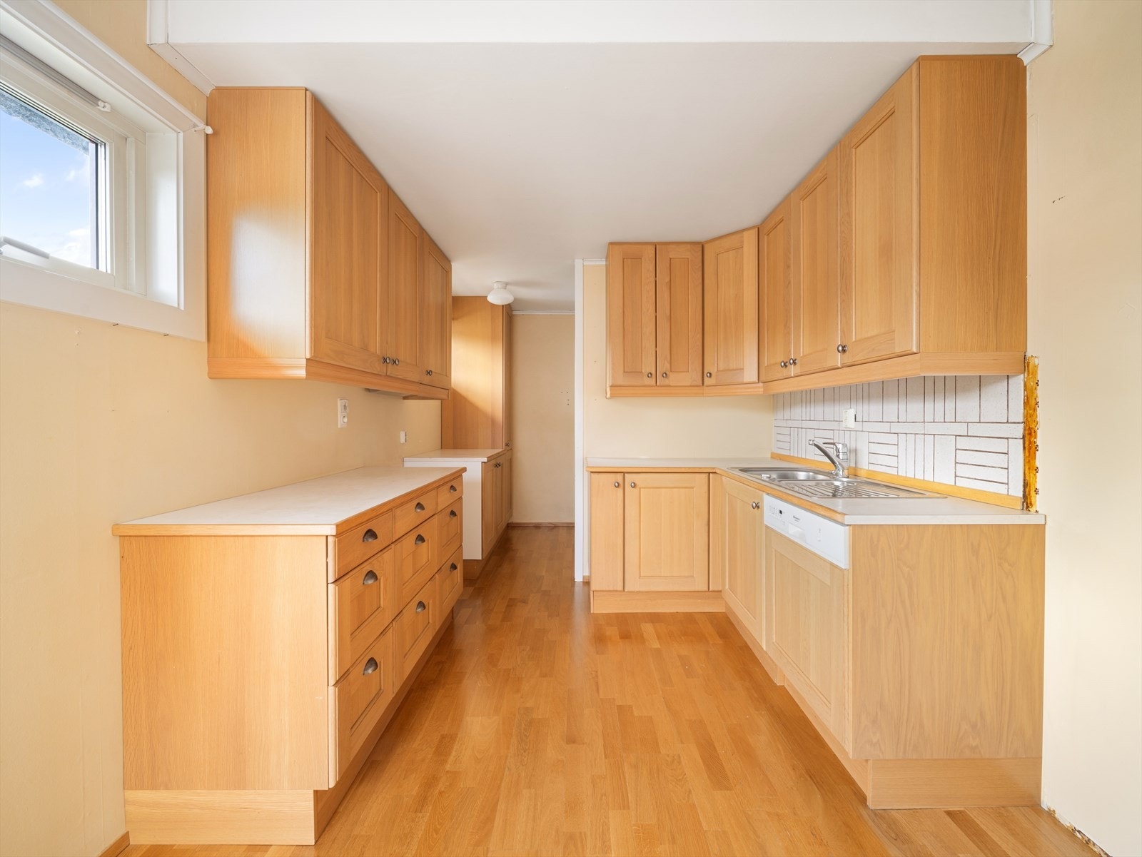 Kjøkken ble oppgradert i 2003/04 med ny kjøkkeninnredning fra JKE med eik fronter og laminat benkeplate. Galleribilde