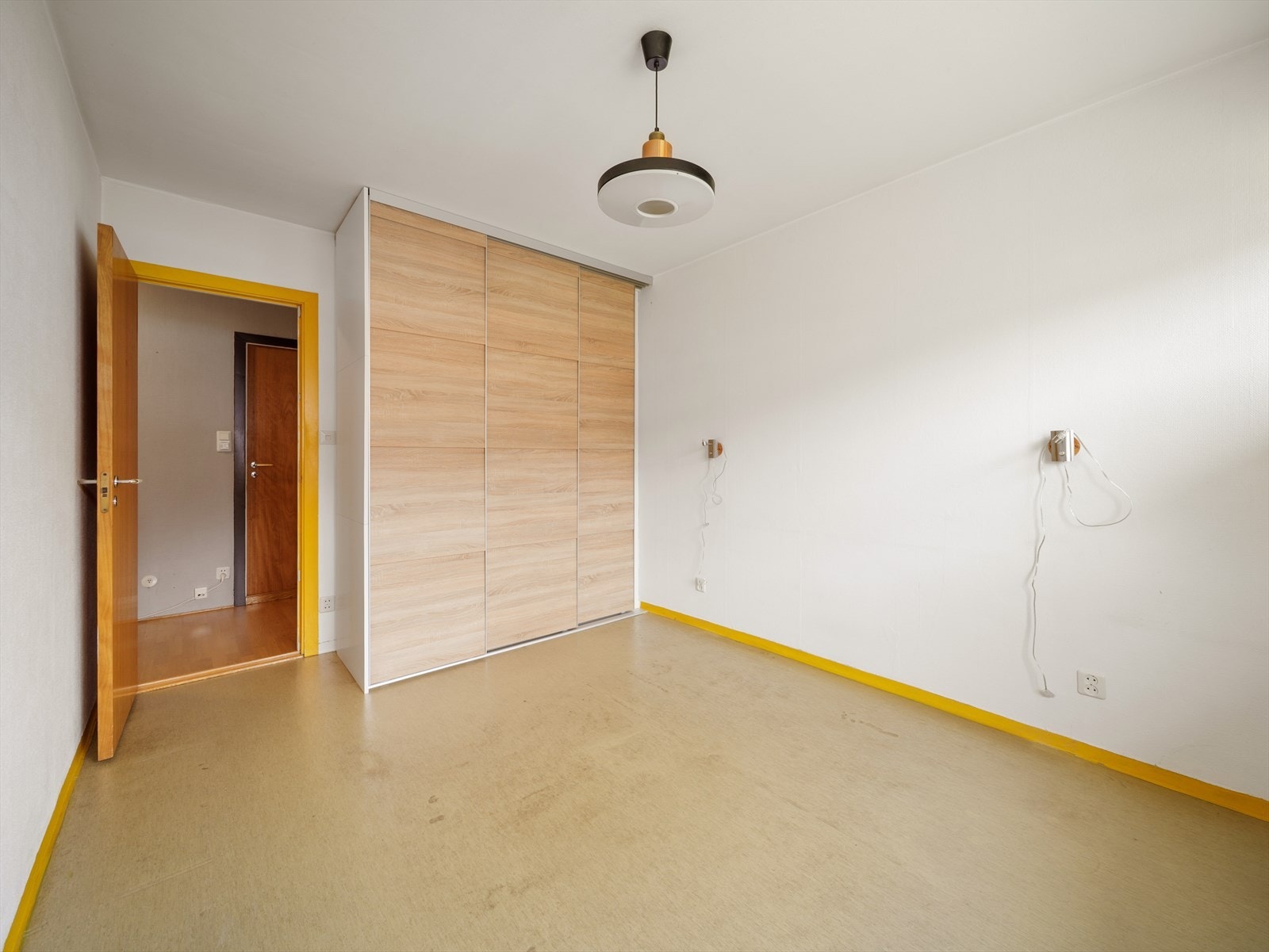 Rommet er innredet med nyere skyvedørsgarderobe. Galleribilde