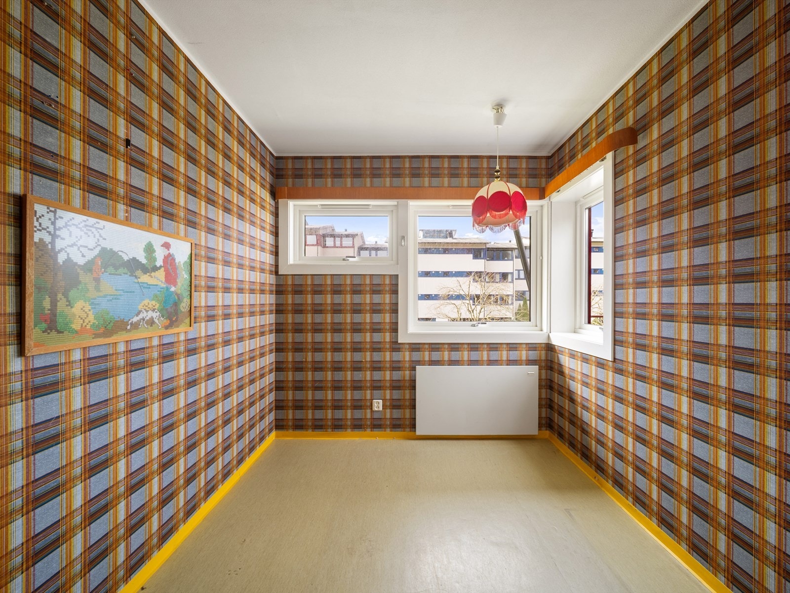 Romslig soverom som er innredet med garderobeskap. Galleribilde