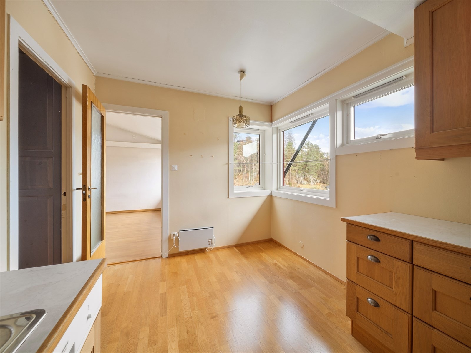 På kjøkken er det plass til spisebord ved vindu med nydelig utsikt. Galleribilde