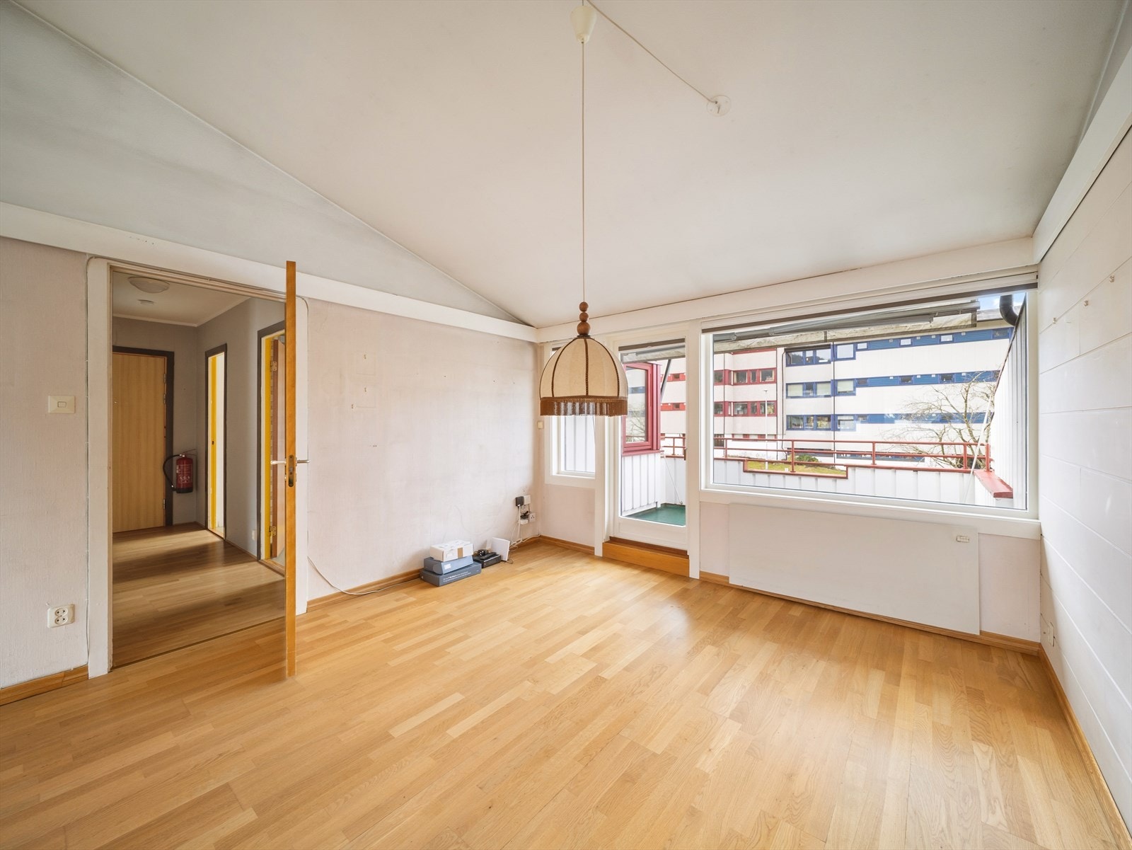 Fra stuen er det utgang til solrik altan. Galleribilde